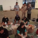 Ketua KPU serta Komisioner Bawaslu Kabupaten Pasuruan saat meninjau pelipatan surat suara Pilkada 2024.