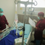 Petugas kesehatan saat berada di ruang perawatan pasien demam berdarah. Foto: Ist.