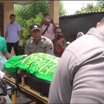 Petugas saat mengevakuasi jenazah seorang guru di Sidoarjo yang ditemukan tewas.