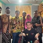Adiel Muhammad Kanantha menyerahkan kursi roda ke warga Gedang Porong, Kamis (26/2/2026). Foto: Ist.