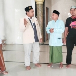 Ketua PDPM Sidoarjo Adit Hananta Utama dan Komando Kesiapsiagaan Angkatan Muhammadiyah (Kokam)saat mendatangi sejumlah masjid di Sedati, Jumat (18/2).