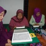 
DARUSAN. Ibu-ibu TP PKK dan Dharma Wanita Persatuan Gresik mengisi Ramadan dengan tadarusan. foto : syuhud/bangsaonline