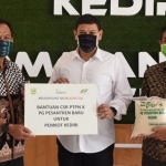 Wali Kota Kediri Abdullah Abu Bakar saat menerima bantuan gula sejumlah 1 ton secara simbolis dari PTPN X. (foto: ist.)