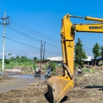 Alat berat masih disiagakan di lokasi banjir. Foto: Muji Harjita.