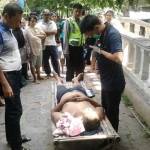 Korban saat dievakuasi petugas kepolisian dan tim medis. foto: Humas Polres Tuban for BANGSAONLINE