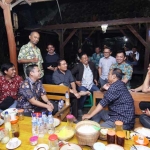 Bupati Bojonegoro Kang Yoto (duduk, empat dari kiri) saat pertemuan bersama wartawan dan petinggi EMCL di warung lesehan Pondok Salak, Bojonegoro.