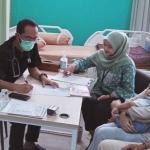 Dokter spesialis anak saat melakukan pemeriksaan.