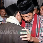 Gus Thoriq Darwis bin Ziyad berangkulan dengan Joko Widodo (saat itu calon presiden) ketika berkunjung ke Pondok Pesantren Babussalam Malang Selatan pada 2014. foto: Istimewa/ BANGSAONLINE.com