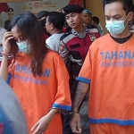Kedua pelaku saat dihadirkan di Mapolresta Sidoarjo