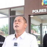 Kasatreskim Polres Blitar, AKP Momon Suwito, saat memberi keterangan terkait kasus pembacokan ke awak media.