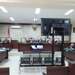 Suasana sidang secara virtual terkait Korupsi BPNT Kota Kediri 2020 dan 2021 di Pengadilan Tipikor PN Surabaya.