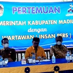 Kepala Disperdagkop Kabupaten Madiun Indra Setyawan saat memaparkan gagasannya dalam diskusi bersama awak media.