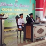 Wabup H. Abdullah Hidayat saat membuka kegiatan silahturrahim dan standarisasi khatib atau imam masjid se-Kabupaten Sampang.
