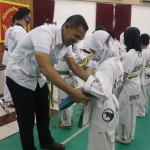Danyonif l Marinir, Letkol Marinir Akhmad Kharis Mukhiyiddin, saat menyematkan sabuk kenaikan tingkat pada Taekwondoin.