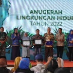Pemberian penghargaan kepada masyarakat Kota Batu, di TPA Tlekung, Kecamatan Junrejo, Kota batu, Selasa (29/11/2022).