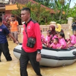 Tim TRC PB mengevakuasi korban banjir di Kecamatan Rowokangkung. Hingga sekarang banjir belum juga surut.