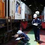 Petugas saat ramp check sarana perkeretaapian KAI Daop 8 Surabaya di Stasiun Pasarturi.
