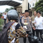 Kapolresta Sidoarjo, Kombespol Christian Tobing saat membagikan takjil ke pengendara