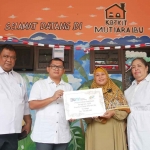 Kabag Sekretaris Perusahaan PTPN XI, Yunianta, saat memberi bantuan kepada Ketua Pengurus Harian Yayasan Mutiara Ibu, Meikha Astuti.