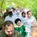 Gubernur Khofifah saat mendampingi Megawati Soekarnoputri meresmikan Kebun Raya Mangrove di Gunung Anyar, Surabaya.