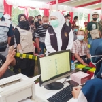 Gubenur Jawa Timur Khofifah Indar Parawansa memantau langsung vaksinasi ke perusahan padat karya di Kabupaten Mojokerto, yakni PT Ajinomoto.