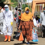 Pasien sembuh Covid-19 Kota Surabaya yang diperbolehkan pulang dari Hotel Asrama Haji Sukolilo. (foto: ist).