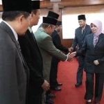 Bupati Kediri Hj. Haryanti Sutrisno memberikan ucapan selamat kepada sejumlah pejabat usai dilakukan pelantikan.