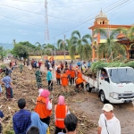 Warga berbondong-bondong membersihkan material yang terbawa banjir di Kecamatan Kendit, Situbondo (dok. Ist)