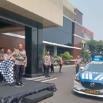 Kapolda Jatim saat melepas keberangkatan bantuan untuk korban bencana di Sumatra.