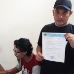 Setiawan, Ketua Panitia HPN 2020 PWI Kediri saat menunjukan surat penundaan. foto: MUJI HARJITA/ BANGSAONLINE