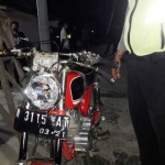 Motor Honda CB 100 nopol N 3115 AT yang menabrak Winarmi diamankan petugas sebagai barang bukti.