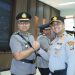 Kapolres Gresik (kanan) ketika salam komando dengan pejabat baru usai sertijab. Foto: Ist