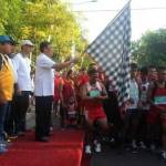 Pihak BFI dan PJ Wali Kota Surabaya saat memberangkatkan para peserta lomba lari.