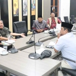 BK DPRD Gresik saat menggelar rapat internal dalam rangka membahas oknum anggota yang meminta jatah berupa 2 unit rumah di The Oso Kedamean. Foto: Ist