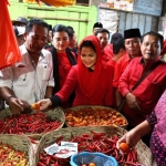 Puti saat mengunjungi salah satu pedagang di Pasar Banyuwangi, Sabtu (27/1).