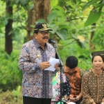 Gubernur Jatim, Dr. H. Soekarwo saat penyerahan Serifikat Izin Pengelolaan Hutan di Desa Wungu, Kab Madiun. 