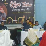 Wali Kota Kediri Abdullah Abu Bakar saat berdialog dengan warga di acara kopi tahu. Foto: Ist.