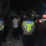 Anggota Polres Nganjuk saat tiba di TKP