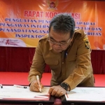 Sekda Kota Kediri Bagus Alit saat menandatangani pakta integritas. Foto: Ist.