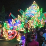 Salah satu peserta Ul-Daul dalam Madura Festival Musik Daul. Tampak masyarakat antusias memadati sepanjang rute karnaval.