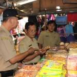 CEK. Petugas sedang mengecek masa kedaluwarsa makanan yang dijual di sebuah swalayan. foto : suwandi/bangsaonline