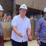 Ketua DPRD Gresik, M Syahrul Munir (kiri), dan wakilnya, Mujid Riduan (kanan), saat bertemu manajemen PT Orela Shipyard. Foto: Ist