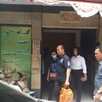 Petugas saat melakukan olah TKP di Penginapan Wahyu Jaya Medaeng, Rabu (17/1).