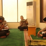 Kapolres Gresik AKBP Wahyu Sri Bintoro saat tadarus bersama anggota di Masjid Asy Syafaah komplek Mapolres Gresik. foto: SYUHUD/ BANGSAONLINE