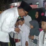 Mas Dion saat memberikan santunan kepada anak yatim.