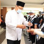 Gus Ipul meneteskan hand sanitizer kepada atlet paralympic kontingen Kota Pasuruan yang hendak berangkat.