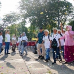 SVP Sekretaris Perusahaan PG, Adityo Wibowo (memegang bendera) turut melepas keberangkatan peserta outing class “PG Inspiration Day Goes to KBS” di Halaman GOR Tridharma Petrokimia Gresik.