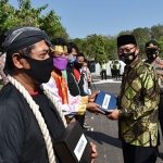 Bupati Tuban, H. Fathul Huda ketika acara bagi-bagi masker serentak di mapolres setempat, Kamis (10/9/2020). (foto: ist).