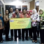 Sekretaris DPC PDIP Gresik Mujid Riduan (tengah baju merah) bersama perwakilan guru honorer Gresik non K2. foto: syuhud/ bangsaonline