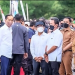 Presiden Jokowi didampingi Menteri Sosial Tri Risma Harini, Gubernur Jawa Timur Khofifah Indar Parawansa, dan Wali Kota Surabaya Eri Cahyadi di Pasar Tambakrejo, Surabaya, Rabu (20/4).